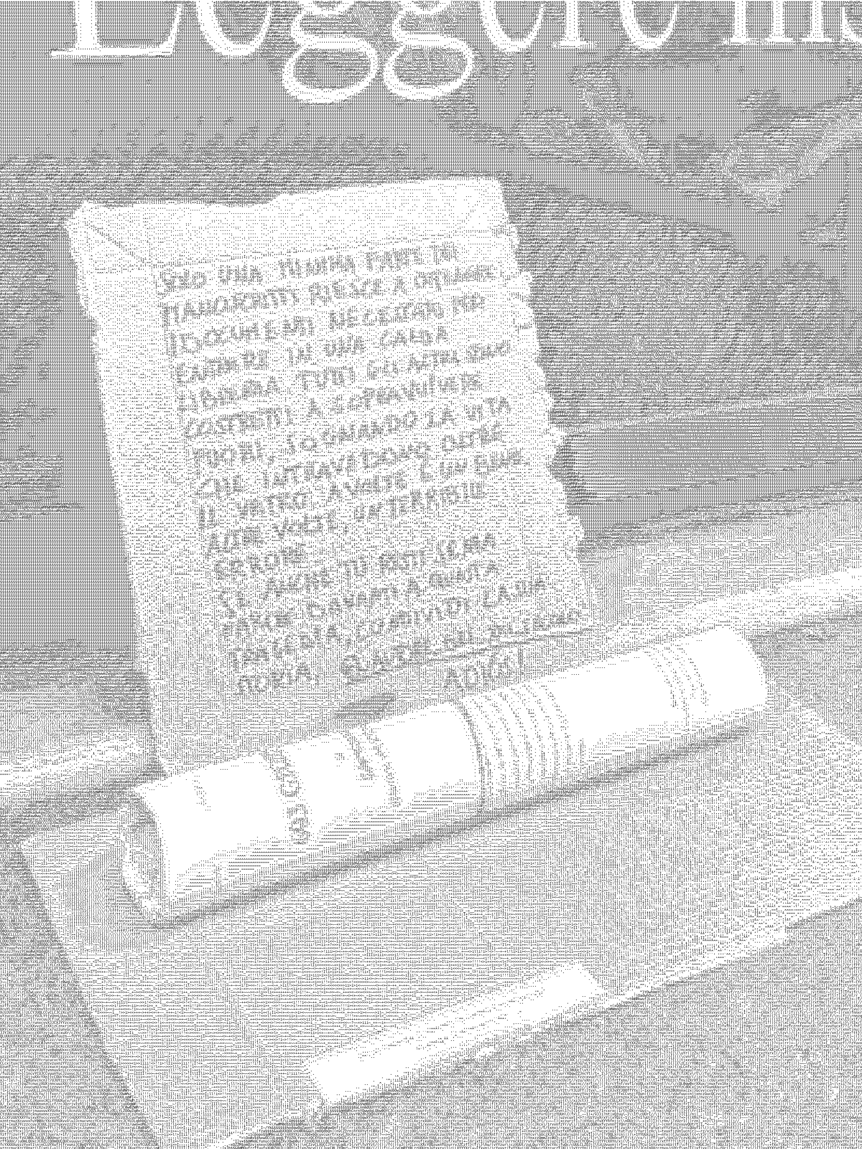 Il cartone con il messaggio e il manoscritto arrotolato a terra, davanti a una vetrina con la scritta «Leggere insegna a leggere»
